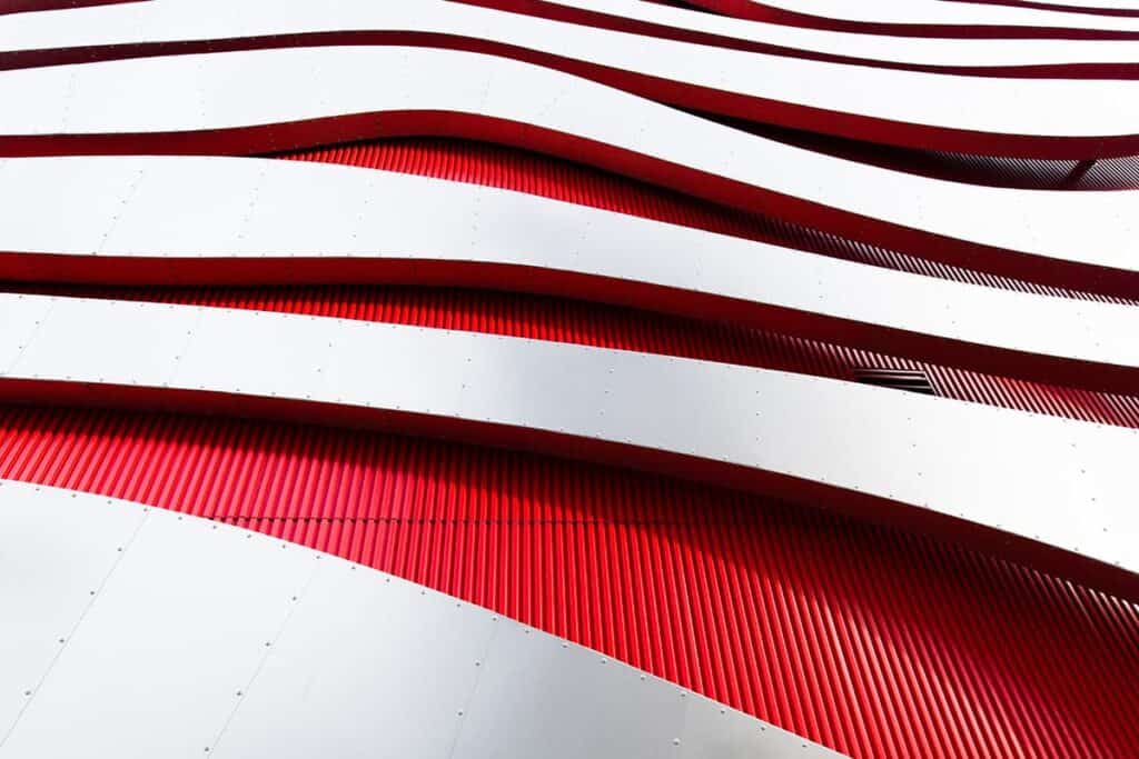Modernes Architekturdesign mit geschwungenen roten und weißen Linien.