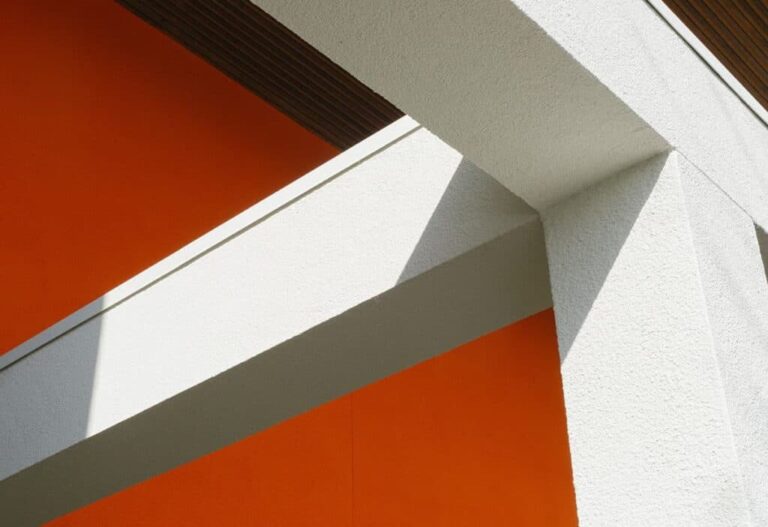 Hochwertige moderne Architektur mit klaren Linien und Farbkontrasten in Orange und Weiß.