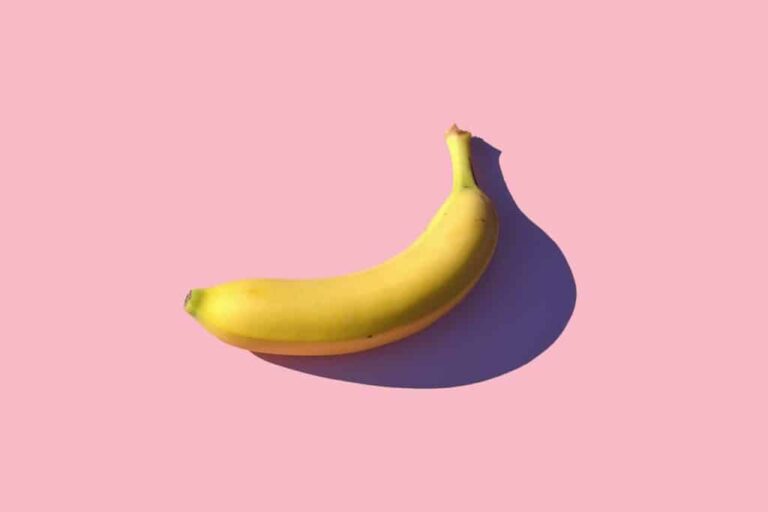Bananenbild auf rosa Hintergrund, einfache und klare Gestaltung.