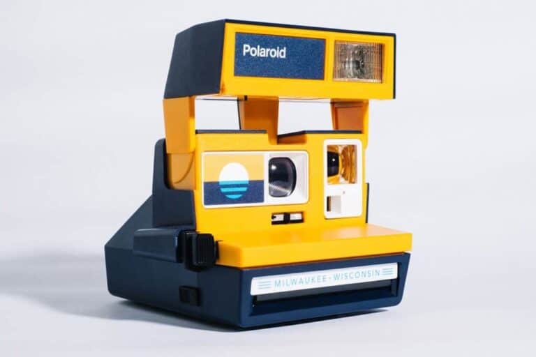 Polaroid-Kamera in Gelb und Schwarz, vintage Fotografiegerät für Sofortbilder.