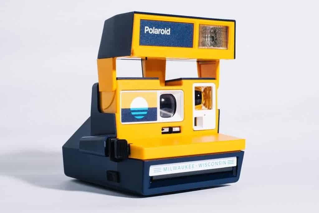 Polaroid-Kamera in Gelb und Schwarz, vintage Fotografiegerät für Sofortbilder.